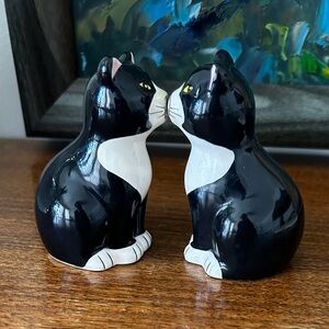 Vintage-Style Kissing Tuxedo Cat Salt & Pepper Shakers